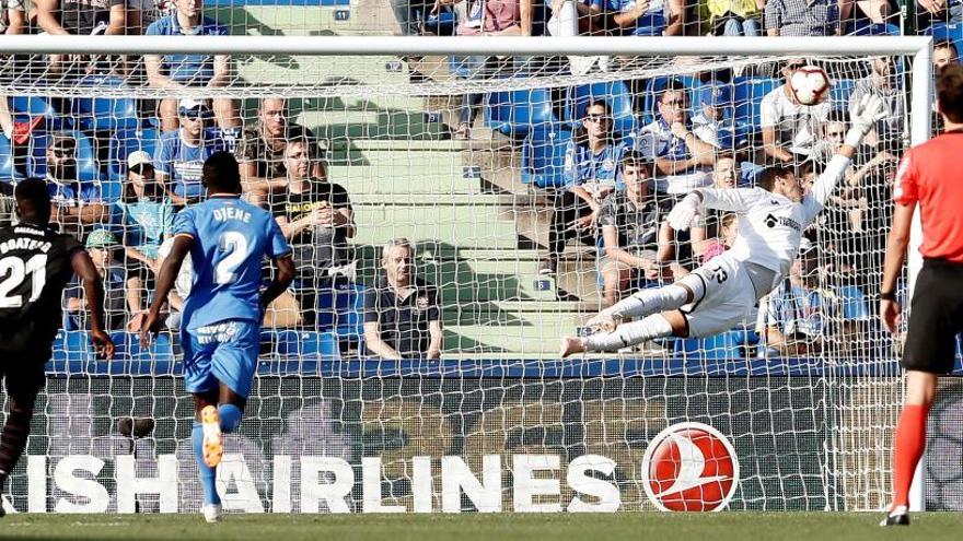 El balón de Bardhi se coló por la escuadra izquierda de Soria.