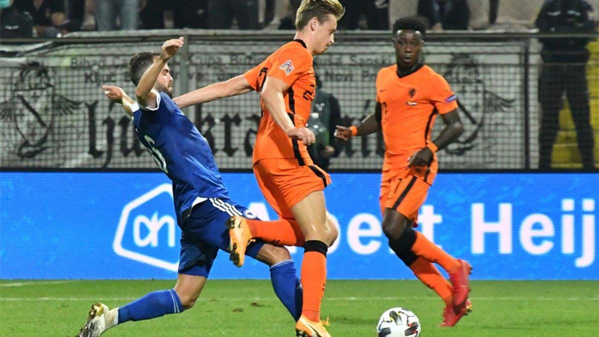 Miralem Pjanic persigue a Frenkie de Jong en el Bosnia-Países Bajos de la UEFA Nations League