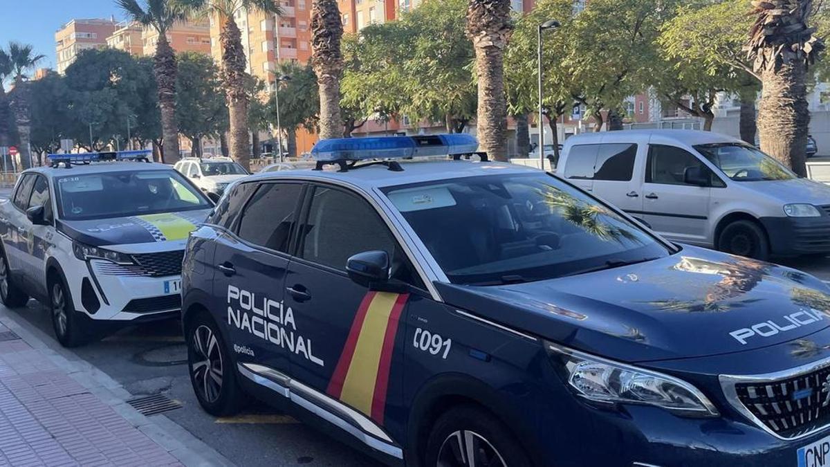 Patrullas de Policía Local y Nacional, en una de las salidas de los juzgados de Castellón.