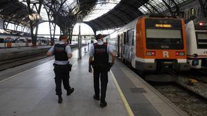 Una patrulla de los Mossos vigila los andenes de la Estación de França.
