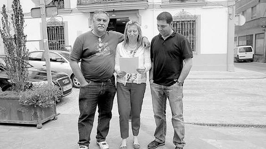 Fino Rodríguez, Victoria Fernández y Clemente Toubes, en Grado.