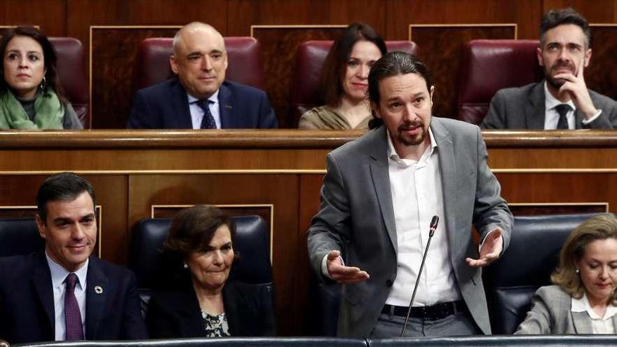 Pablo Iglesias interviene en la sesión del Congreso desde el banco del Gobierno. // Reuters