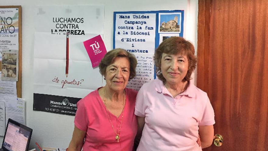 Francisca Marí Tur, a la izquierda, con su sucesora, Pepita Ribas.