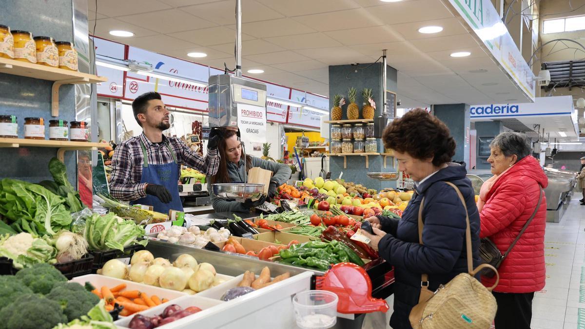 Gente comprando en el mercado de Teis, en Vigo.