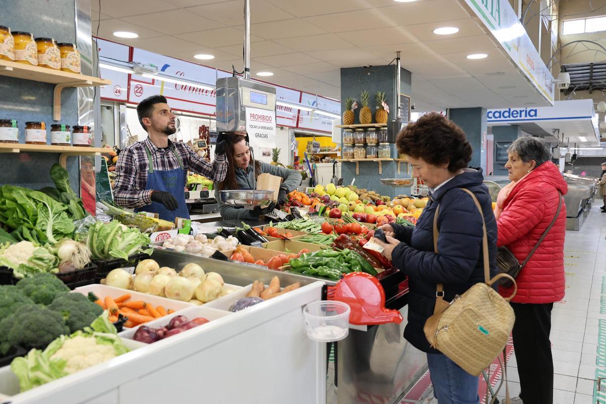 Gente comprando en el mercado de Teis, en Vigo.