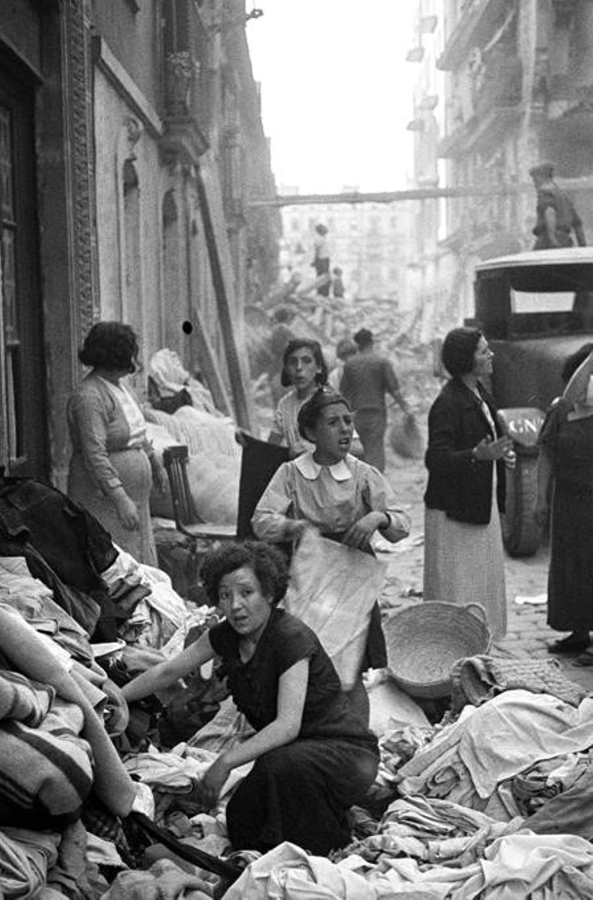 Caos en la Barceloneta tras un bombardeo, en 1937.