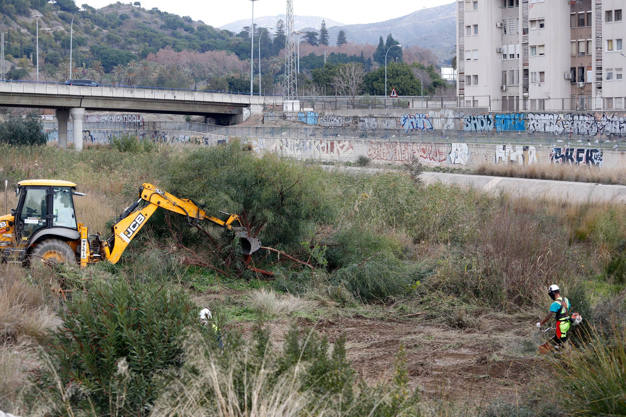 Inicio de la obra para crear un parque fluvial en el cauce del río Guadalmedina