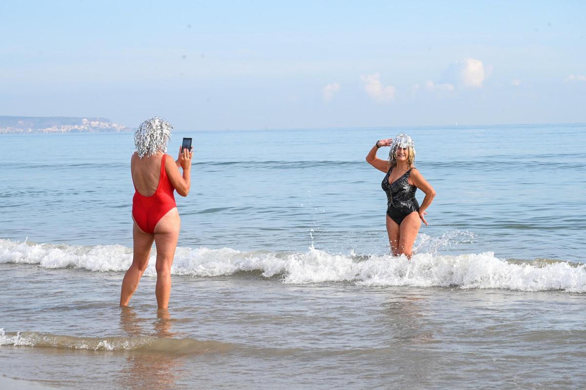 Cientos de personas celebran el Año Nuevo en la playa de La Marina disfrutando del buen tiempo