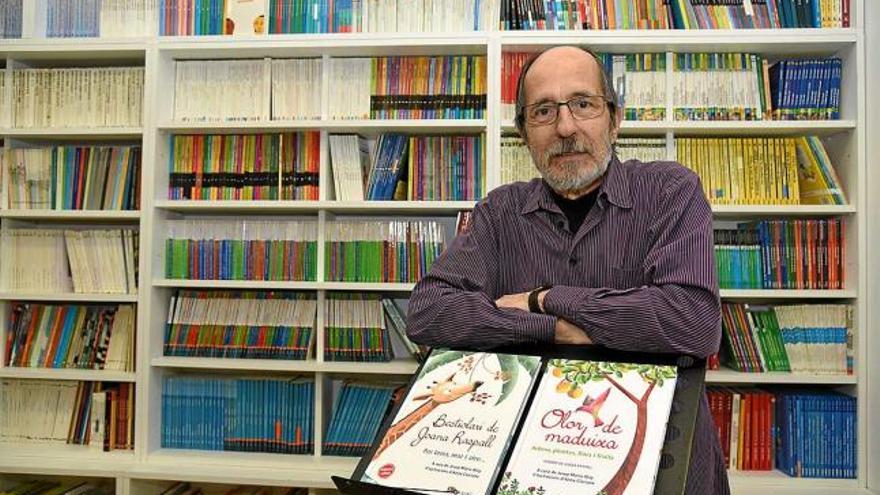 Josep Maria Aloy, a la seva biblioteca, especialitzada en literatura infantil i juvenil, amb 8.000 volums