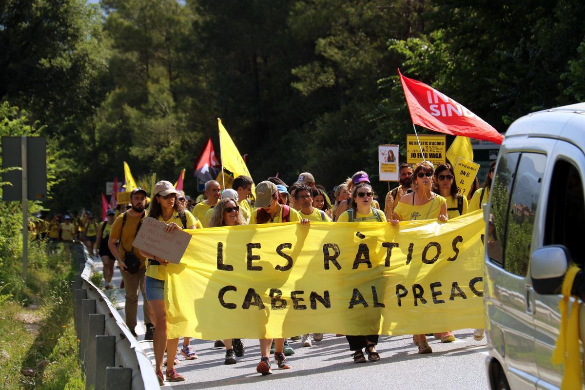 Un centenar de docents fan una marxa a peu fins a Montserrat