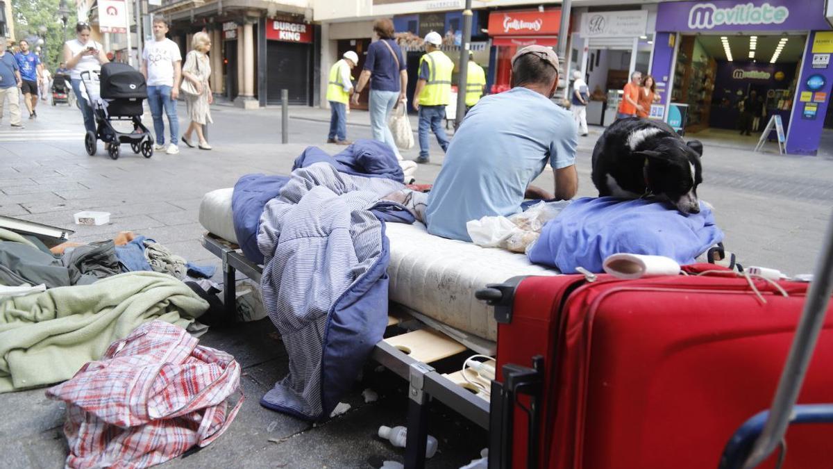Una persona sin hogar en una de las calles céntricas de Córdoba.