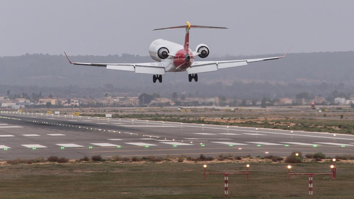 Ein Flugzeug landet am Flughafen von Palma de Mallorca.