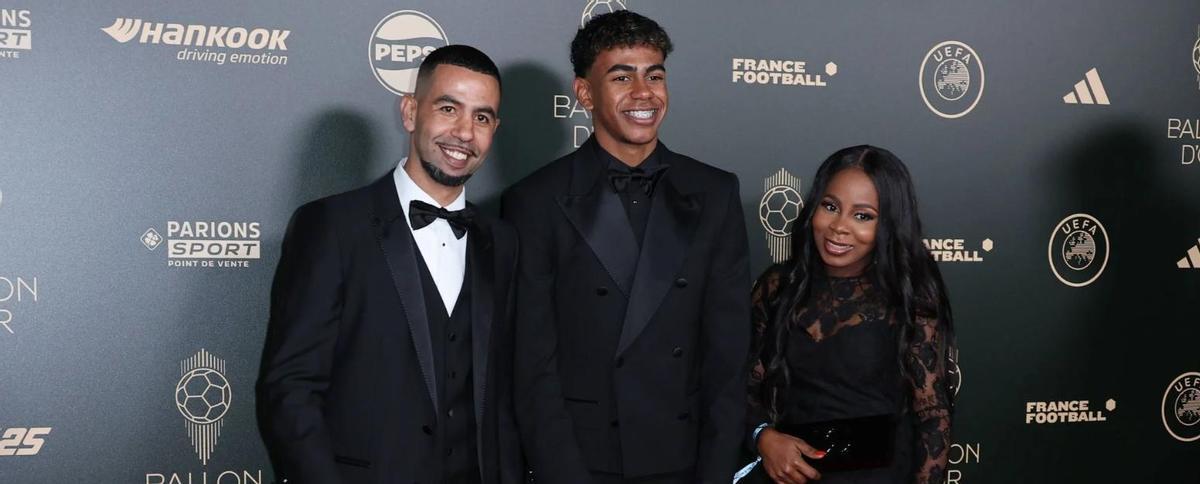 Lamine Yamal con sus padres