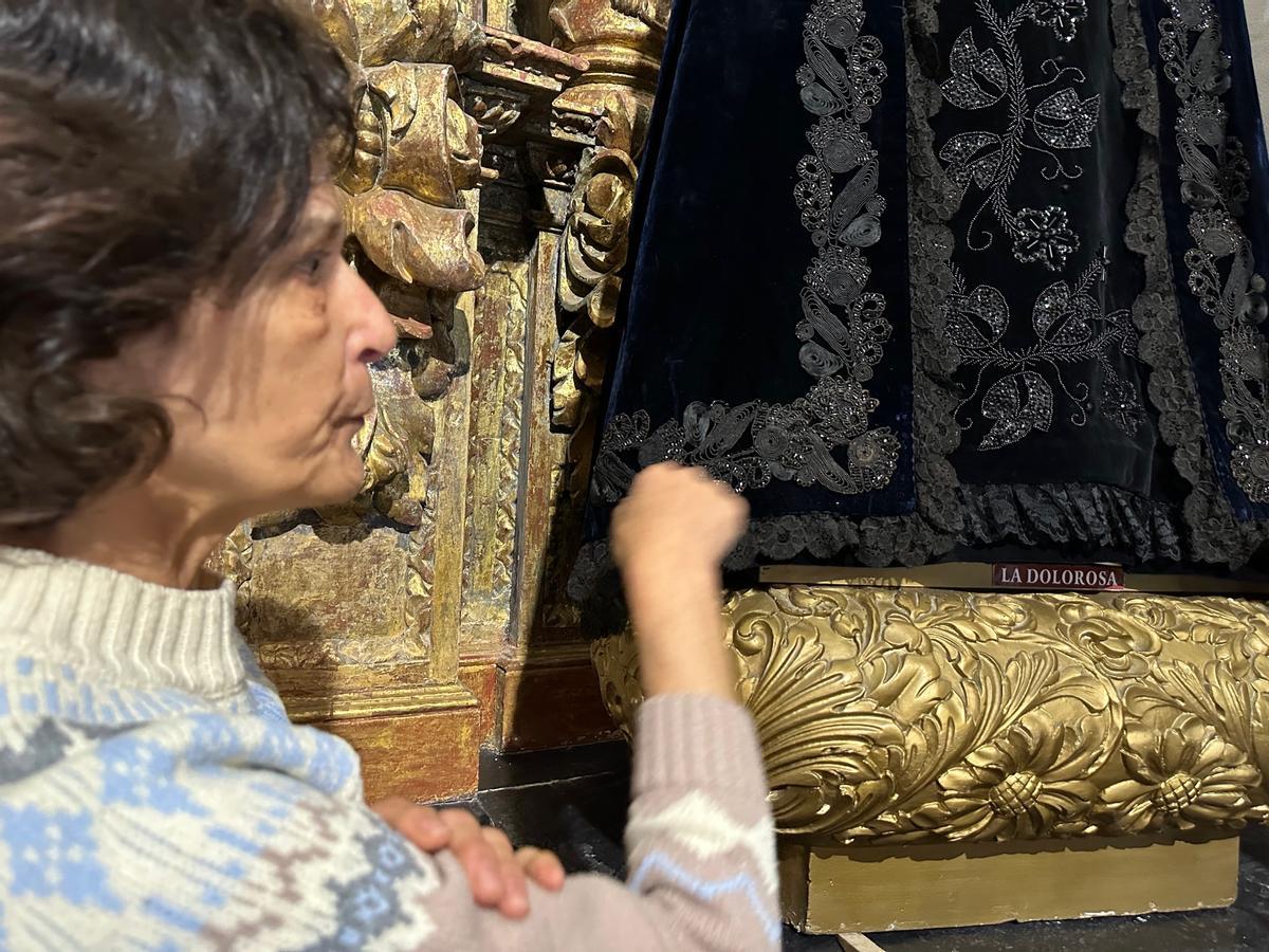Paz Rodríguez estudia el manto de la Dolorosa.