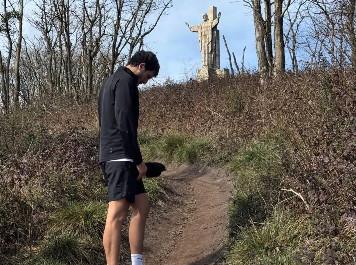 Sebastián Yatra en el monte Naranco.