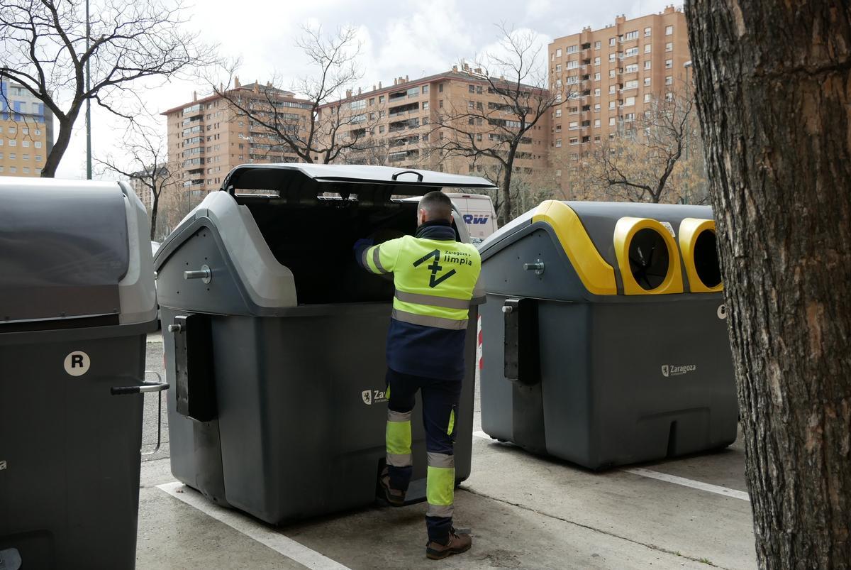 Los servicios de limpieza pueden acudir a recoger muebles u objetos voluminosos mediante una llamada al 010