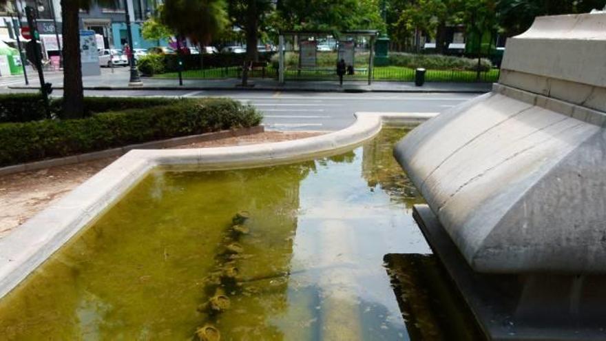 Basuras y agua putrefacta en la Fuente al Marqués del Campo