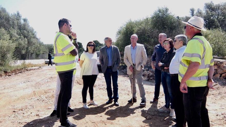 Instante de la visita de autoridades locales e insulares a las obras, hoy.