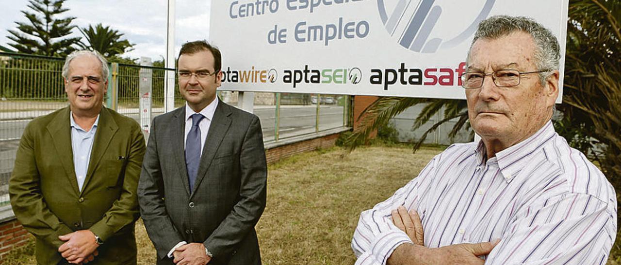 Por la izquierda, Luis Ángel Simón Yanes, administrador único de Apta; el director general, Pablo Álvarez Cachero, y el presidente de la asociación de padres, Joaquín Fernández, en el centro de empleo.