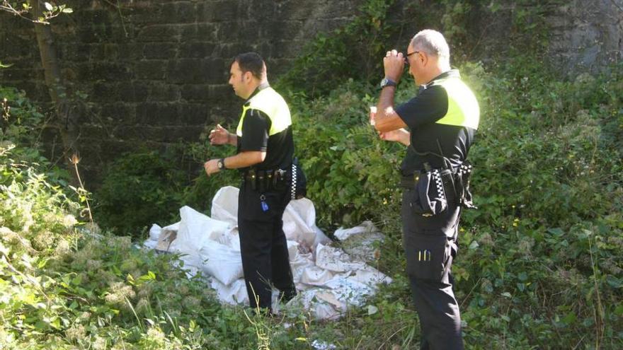 Policías locales en un vertedero ilegal en Aller.