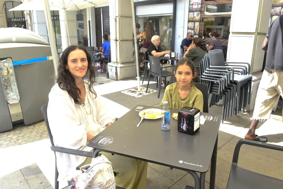 Ana Garvin con su hija en una terraza de A Coruña