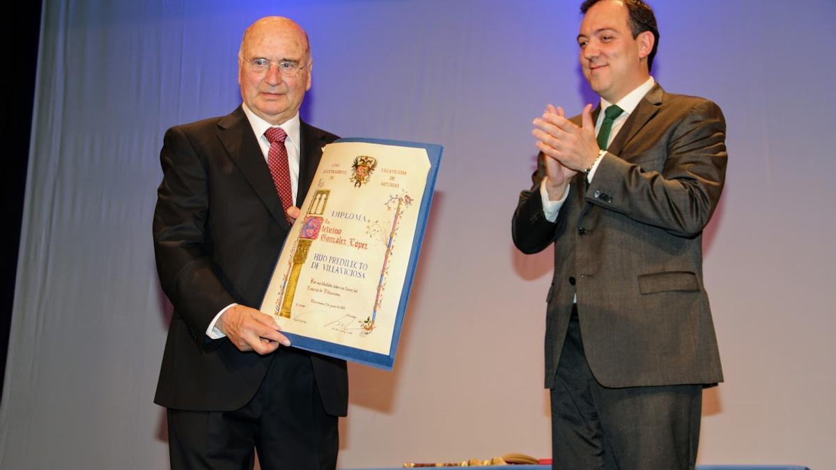 Etelvino González, recibiendo el título de Hijo Predilecto de manos del alcalde, Alejandro Vega, en 2017.