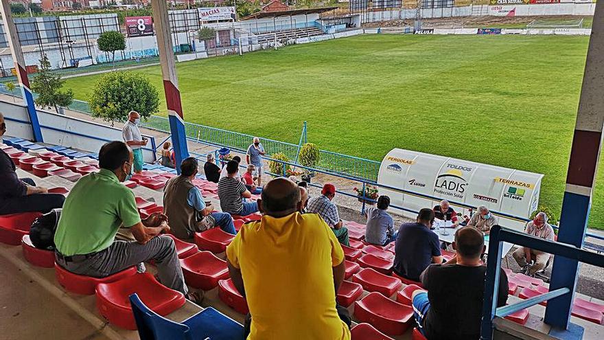 La asamblea se celebró en las gradas del Luciano Rubio. | D.S.