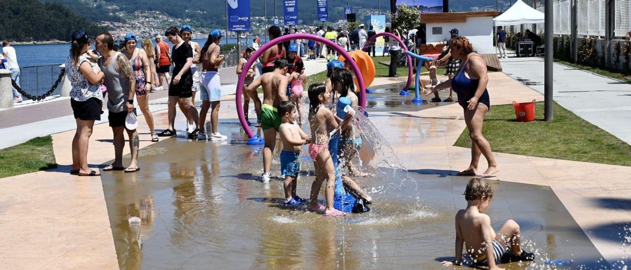 Los niños disfrutaron ayer de los juegos de agua tras meses de espera.