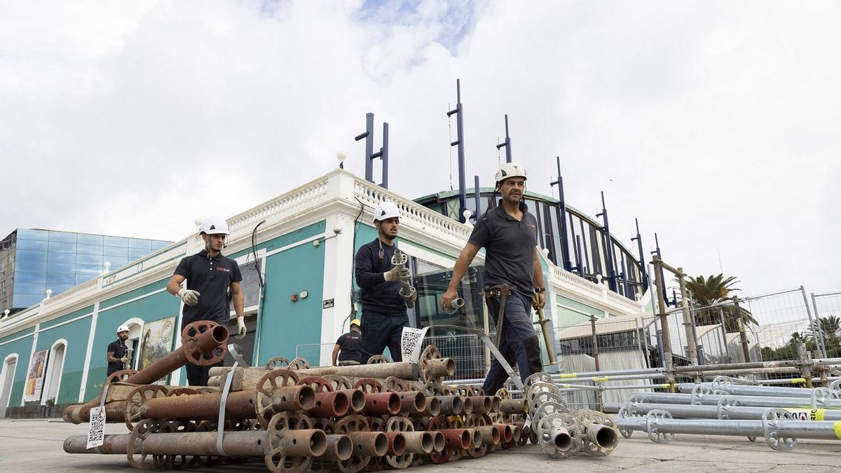 Imagen de operarios comenzando a montar el escenario principal del Carnaval de Las Palmas de Gran Canaria 2023.