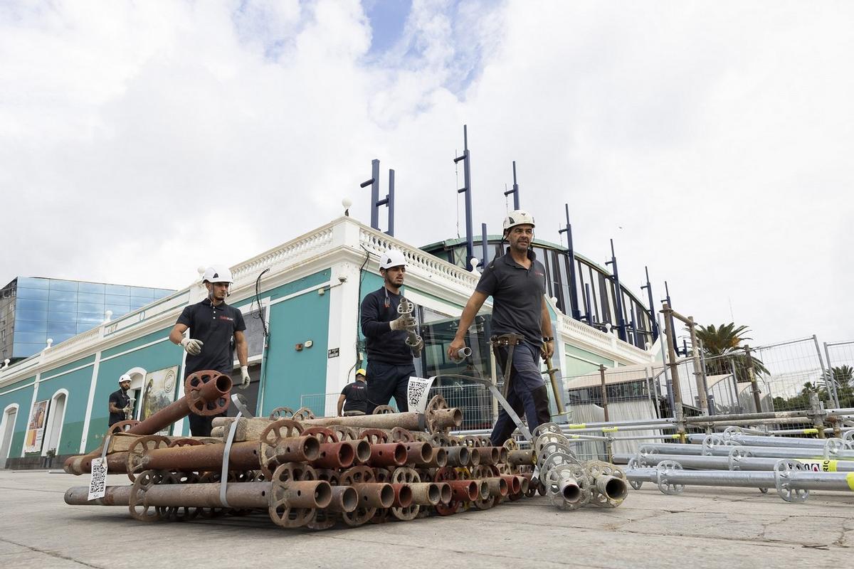 Imagen de operarios comenzando a montar el escenario principal del Carnaval de Las Palmas de Gran Canaria 2023.