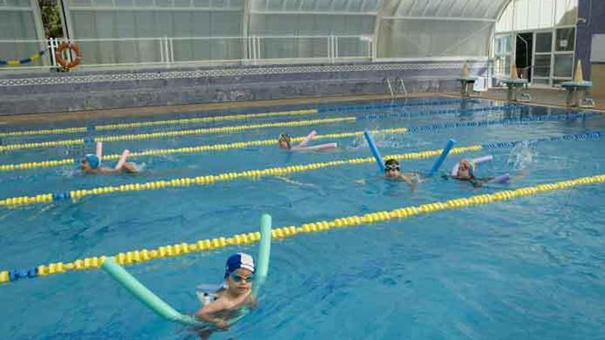 La piscina climatizada con la cúpula abierta durante un curso infantil de natación.