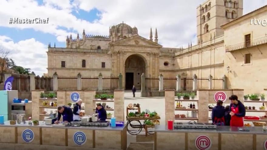 Los hermanos Pedro Mario Pérez y Óscar Pérez, dueños del restaurante El Ermitaño, durante el programa de MasterChef Zamora.