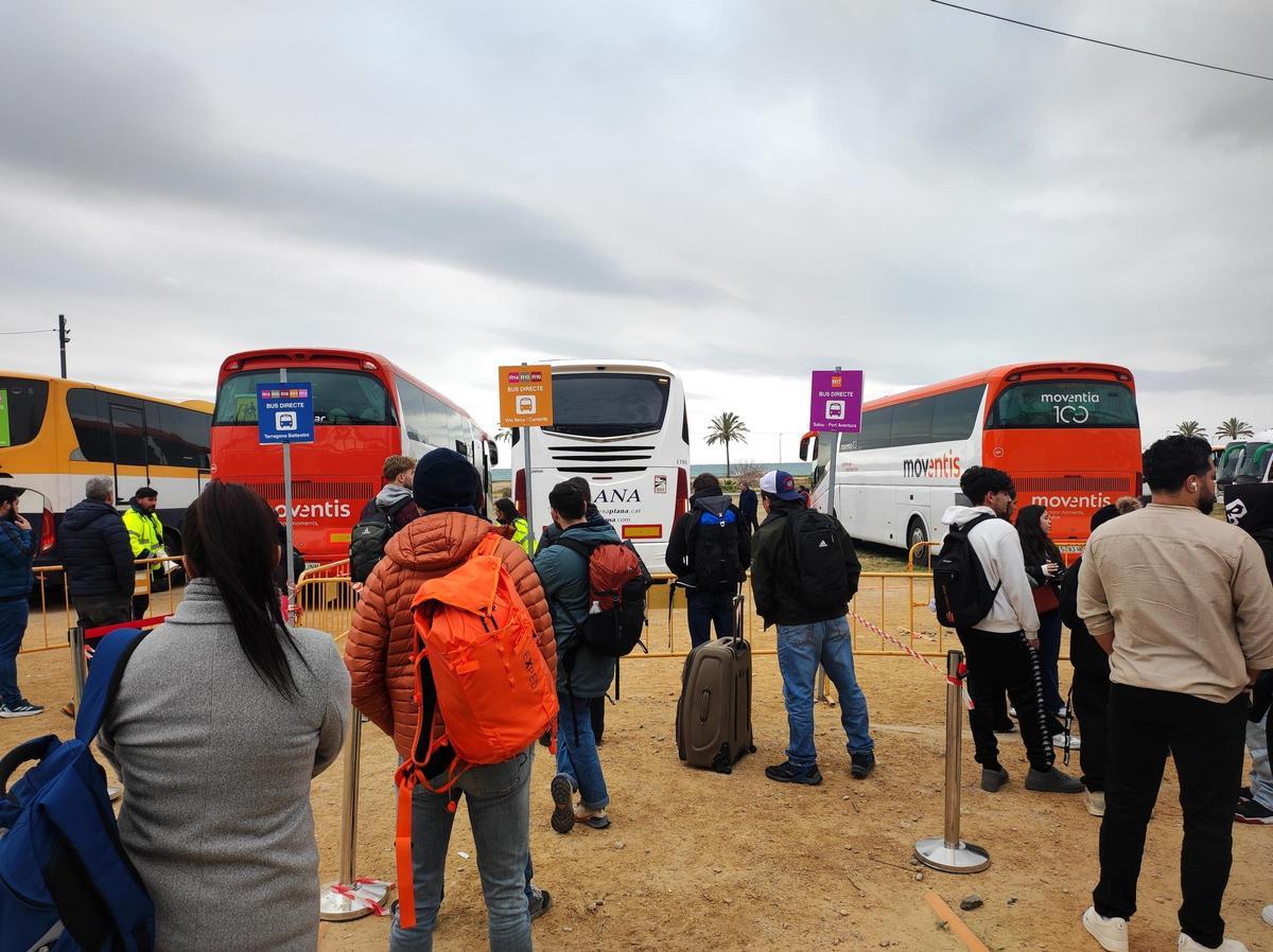 Usuarios esperando a los autobuses del plan alternativo de Renfe, en la estación de Cunit (Baix Penedès).