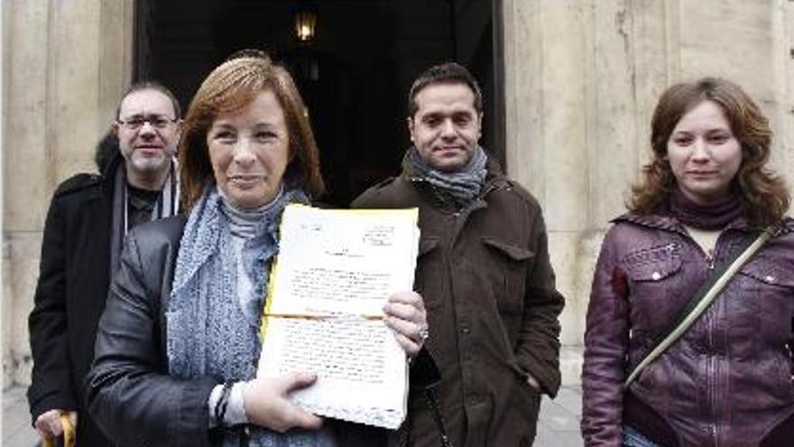 Marga Sanz, con Torró, Sanchis y Albiol, tras presentar la denuncia a la Fiscalía del TSJCV.