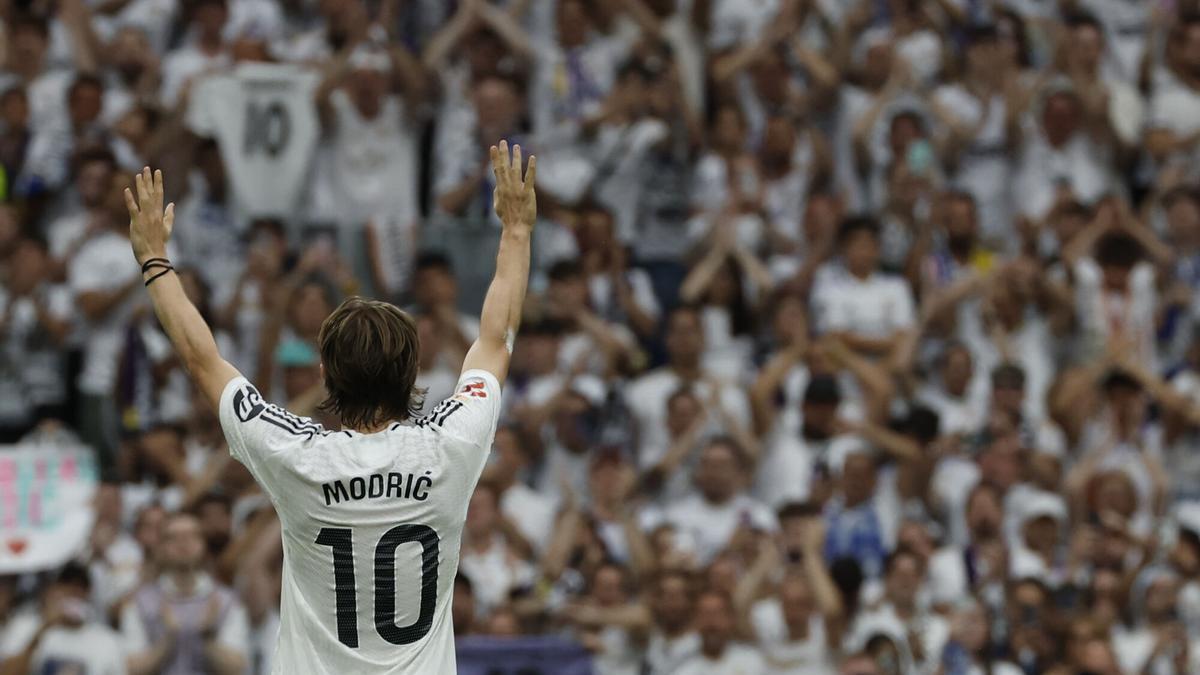 El centrocampista del Real Madrid, Luka Modric, se despide de su afición.
