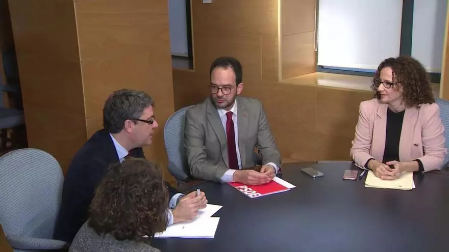 Gobierno y PSOE acuerdan prohibir los cortes de luz a hogares vulnerables