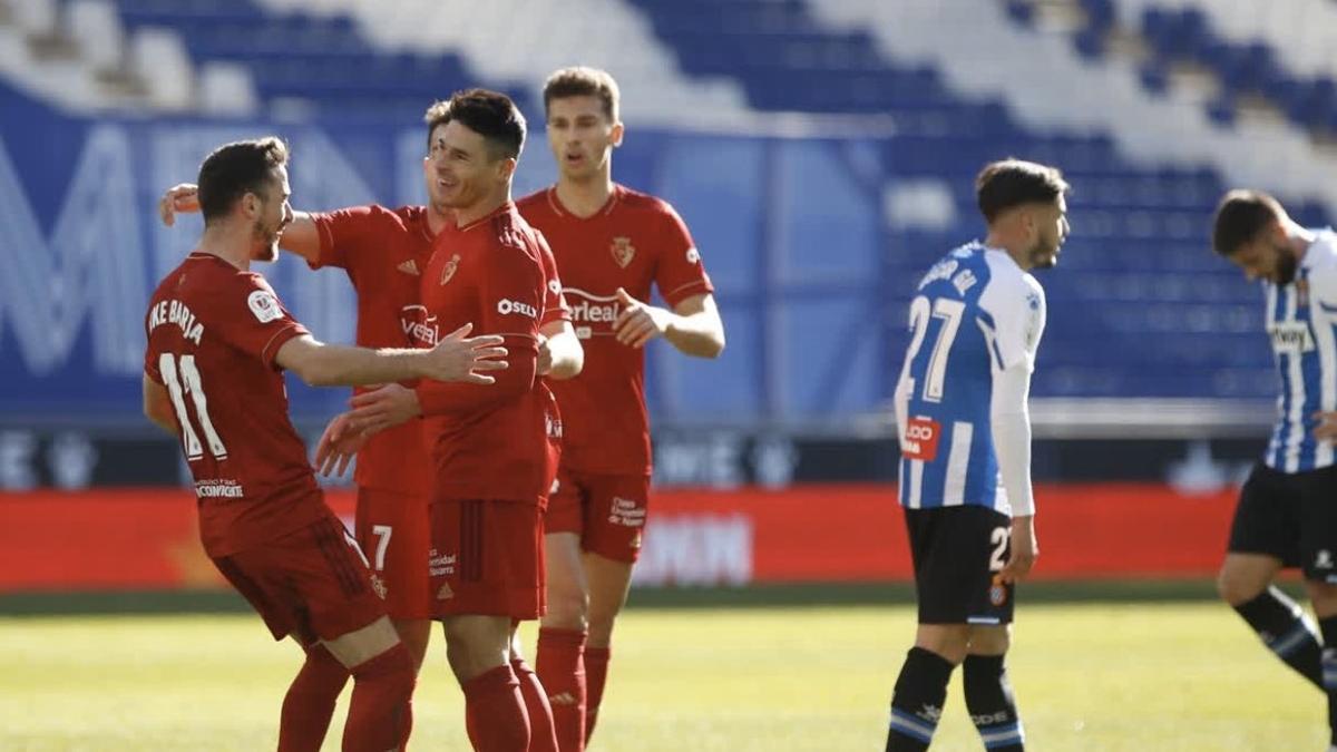 Kike Barja corre a abrazara Ronaglia tras el 0-2 ante unos abatidos Óscar Gil y David García.