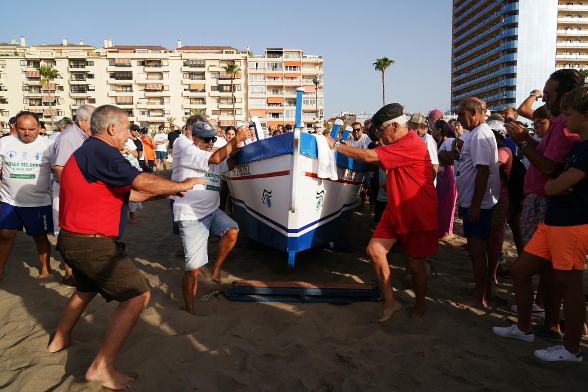 Marengos recrean el tradicional arte pesquero de la 'Tirada del Copo' en Fuengirola