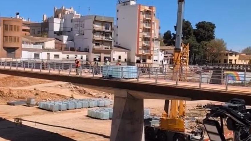 Prueba de carga en la pasarela de Picanya antes de abrirla