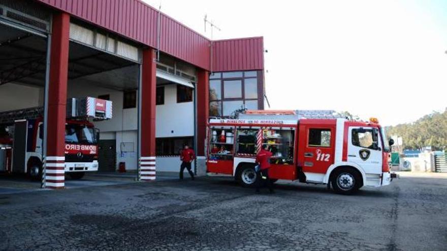 Las instalaciones del parque se ampliarán en 1.000 metros cuadrados. Abajo, una intervención de los bomberos.  // G.N/B.M