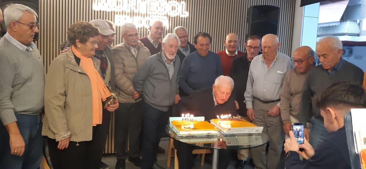 No le faltan los amigos al centenario Paulino para celebrar su cumpleaños.