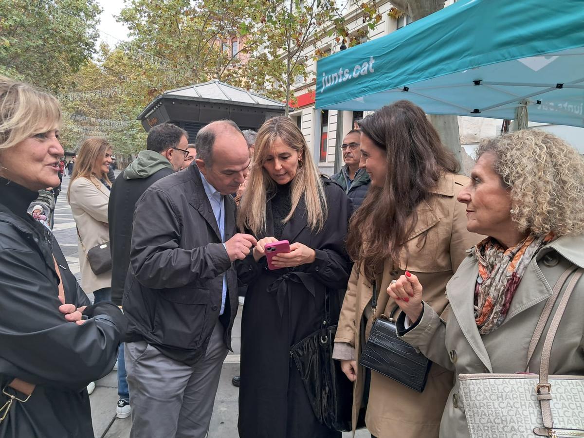 Amb militants del partit. Al migdia dinaven a Avinyó, on han compartit un àpat de treball