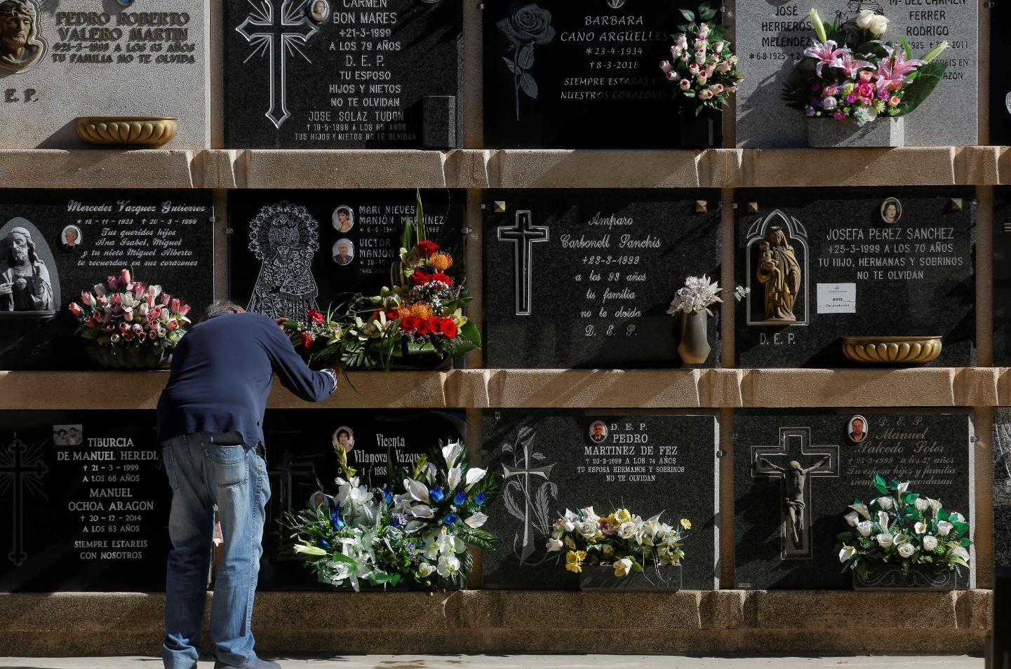 Todos los Santos sin gente en el cementerio de València