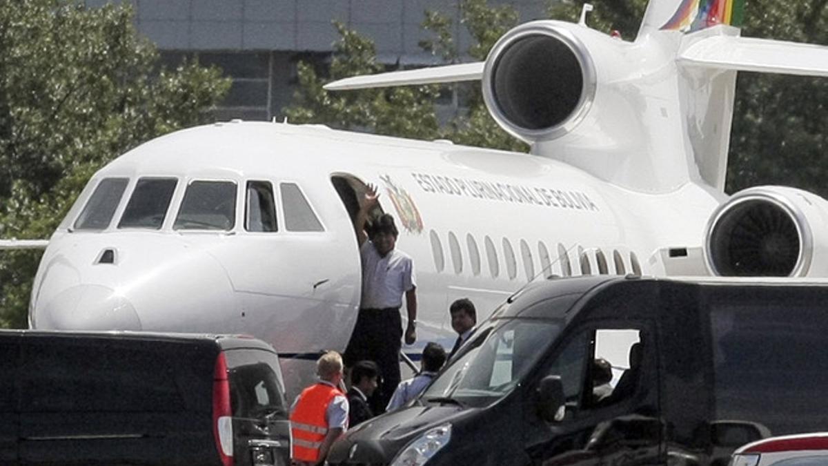 Evo Morales saluda en lo alto de la escalerilla de su avión, este miércoles, antes de abandonar el aeropuerto de Viena.