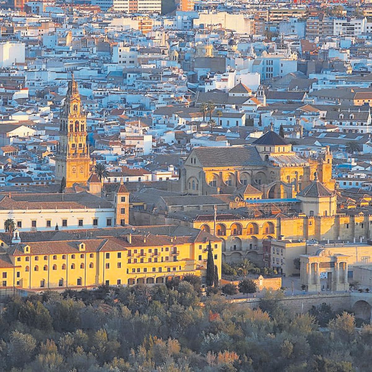 Vista aérea del Centro Histórico de Córdoba, con la Mezquita en el centro, primer bien declarado en España.