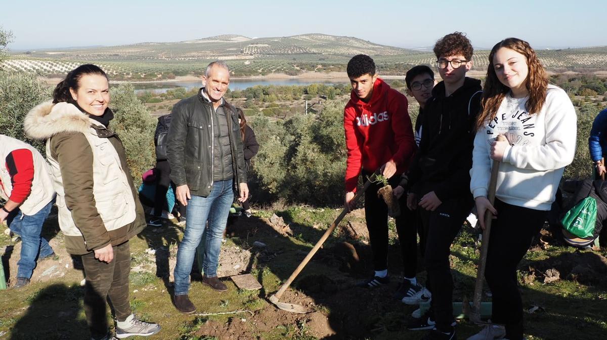 Varios alumnos participan en la reforestación llevada a cabo.