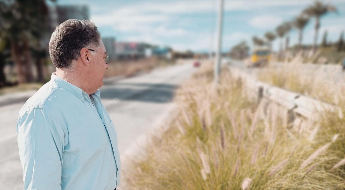 El edil socialista Andrés Guerrero junto a ejemplares de la especie conocida como rabo de gato.