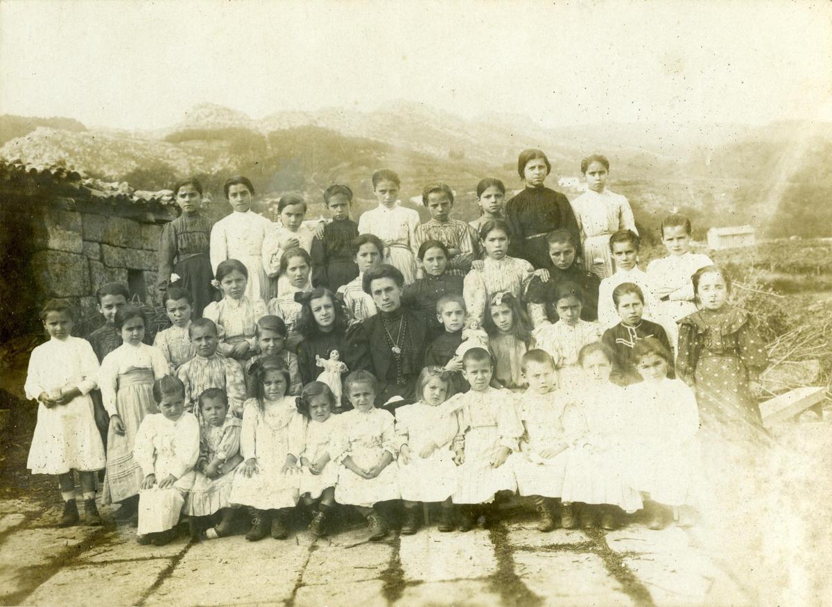 Escola de nenas no Pazo do Outeiro sobre 1912.