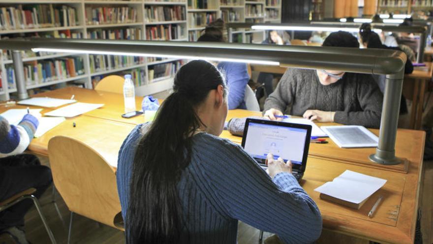 Alumnos estudiando en la biblioteca central