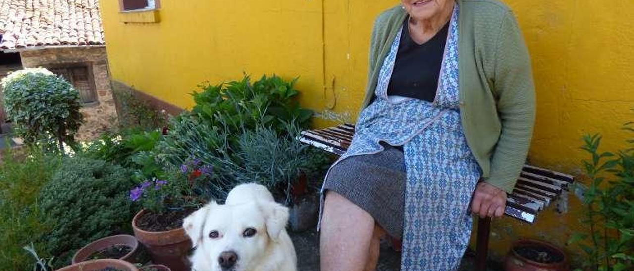 María Consuelo López con su perro &quot;Luca&quot;.